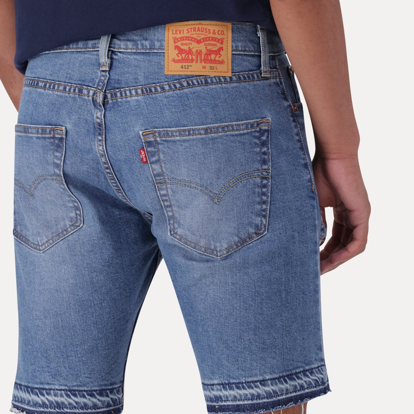 LEVI'S® MEN'S 412 SLIM SHORTS - MED INDIGO - WORN IN