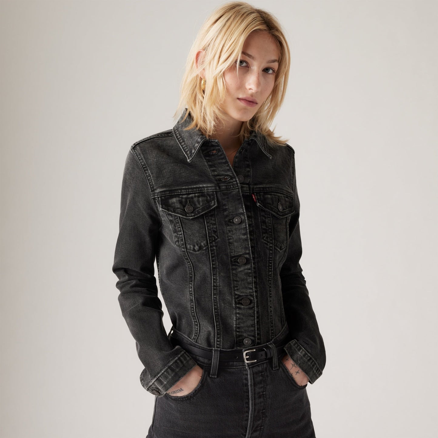 LEVI'S® WOMEN'S SLIM TAILORED TRUCKER JACKET - MED INDIGO - WORN IN